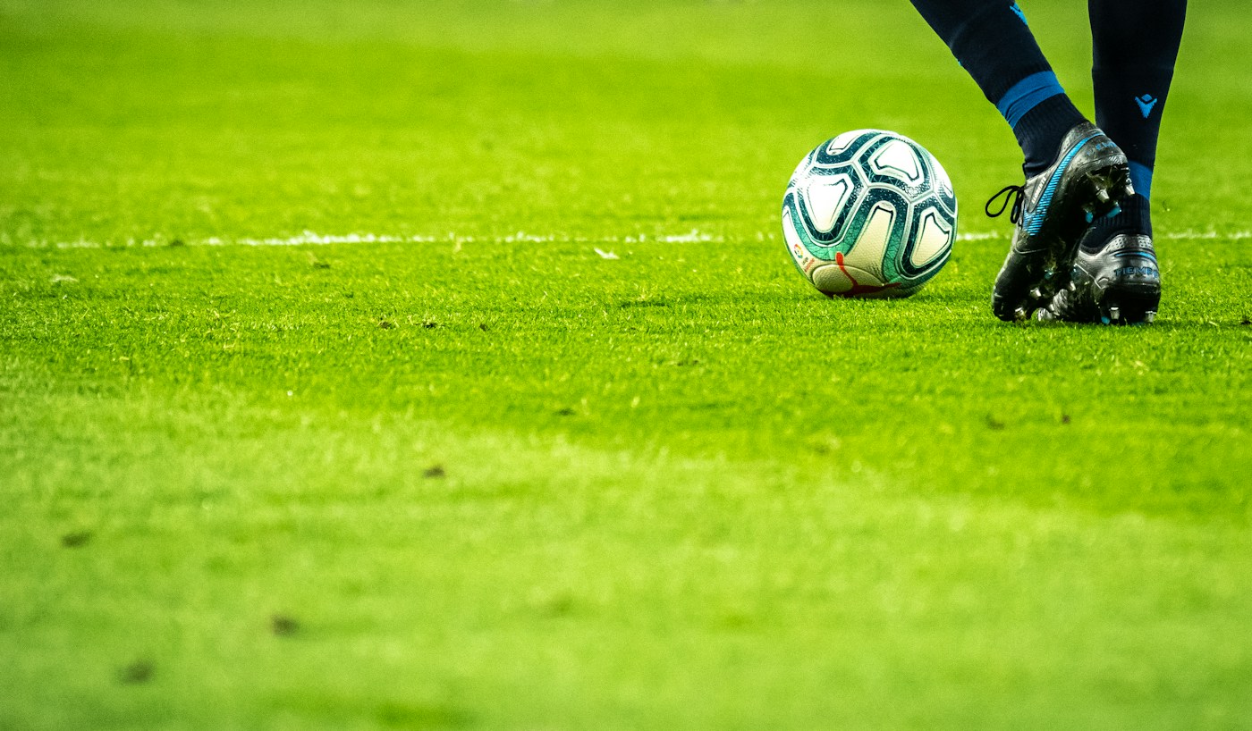 Close ball control on a football pitch